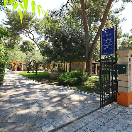 ホテル Mediterranean Village San Antonio ビオグラード・ナ・モル